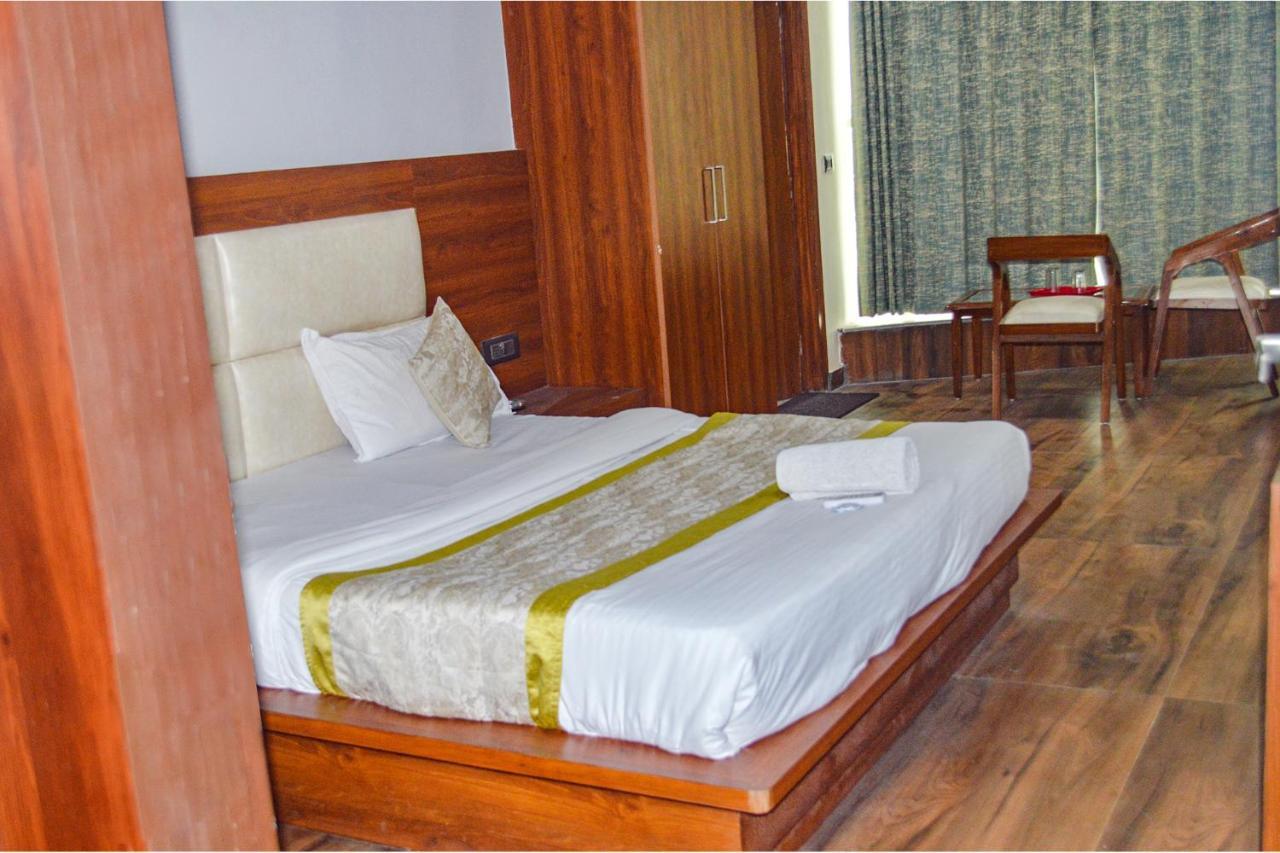 Fabhotel The Golf Inn نويدا المظهر الخارجي الصورة