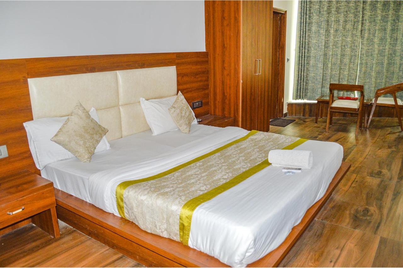 Fabhotel The Golf Inn نويدا المظهر الخارجي الصورة